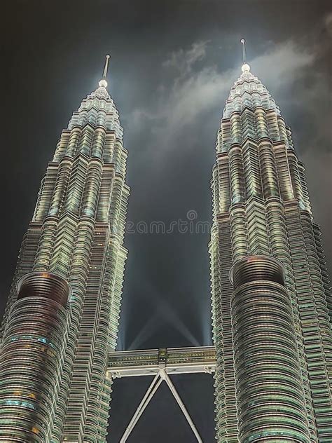 1. Petronas Twin Towers: A Symbol of Architectural Prowess