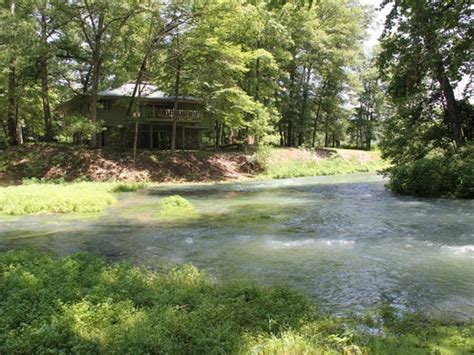 1. Rainbow Springs Lodge: The Heart of the Springs