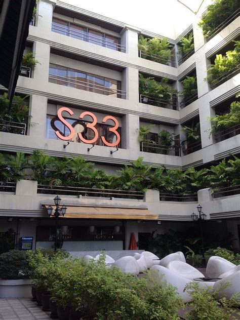 1. S33 Compact Sukhumvit 酒店位于哪里？