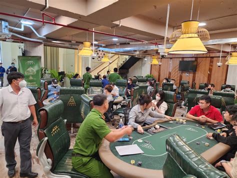 1. Tôi có cần phải là khách của khách sạn để chơi poker tại casino không?