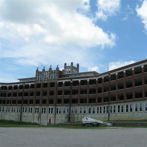 1. The Waverly Hills Sanatorium (Louisville, Kentucky)