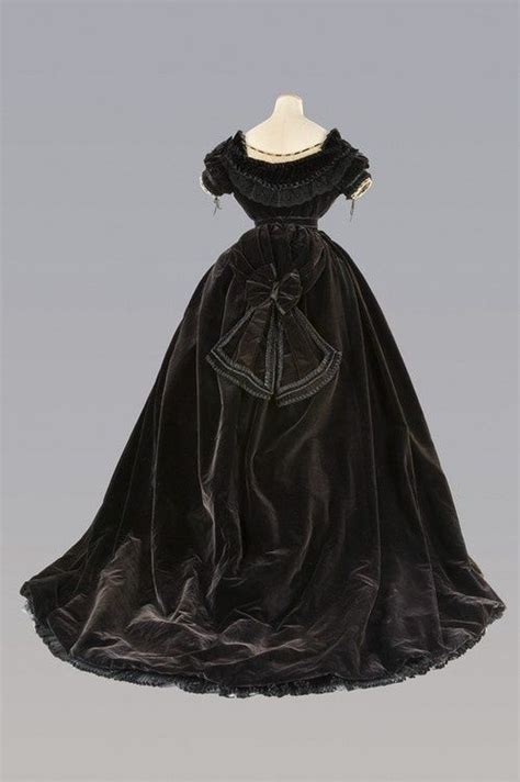 1. Victorian Era Dresses (1837-1901)