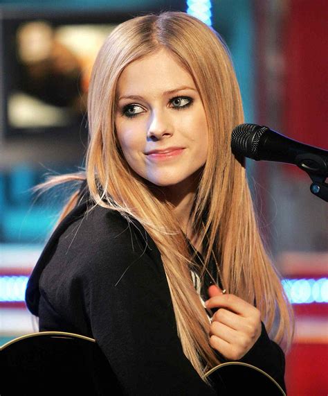 10,000+ Photos of Avril Lavigne: A Journey Through 2025