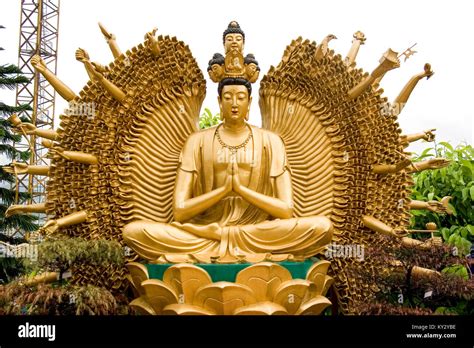 10,000 Buddha Statues: