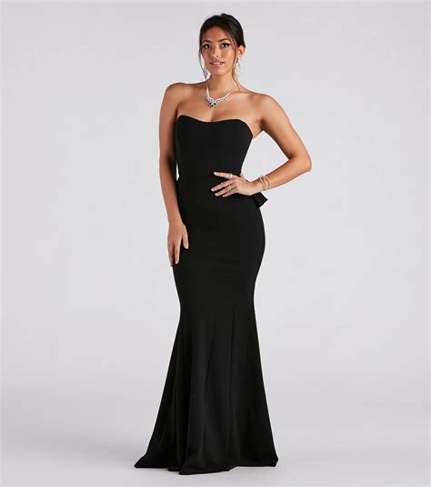 10,000 Ways to Rock a Strapless Black Dress