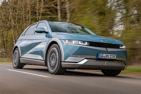 10 Best Electric Cars With Long Range (Up To 600 Miles!)