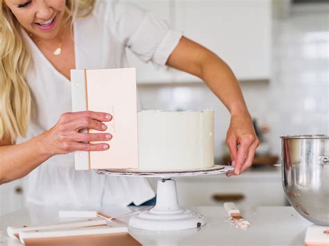 10 Essential Cake Dressing Tools for Exquisite Confections