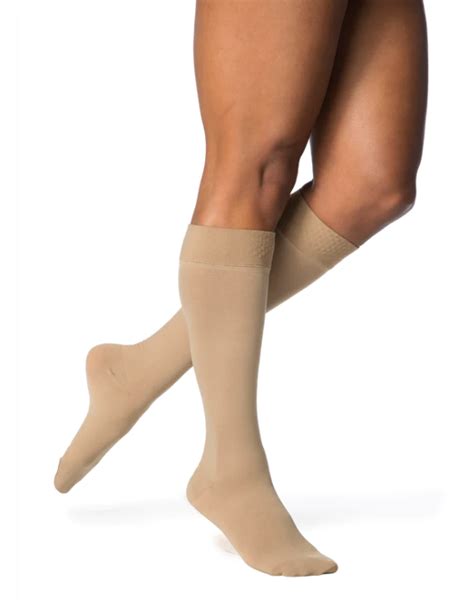 10 Essential Compression Stockings for Travel