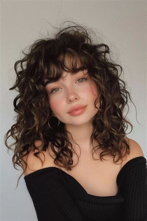 10 Gorgeous Short Curly Hairstyles for Chubby Faces: Embrace Your Natural Curls