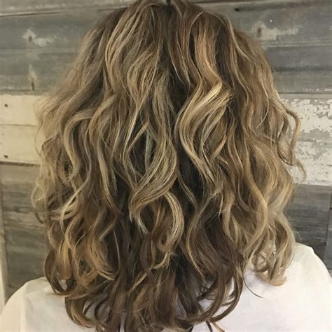 10 Tips for Styling Medium Length Curly Hair