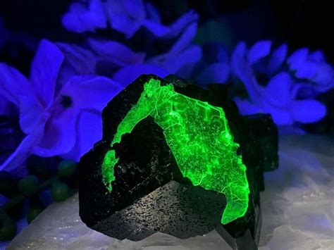 10 UV Reactive Crystals That Glow in the Dark