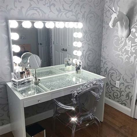 10 Vanity Dressers with Mirrors for the Ultimate Makeup Experience