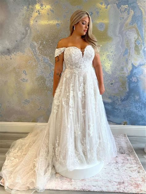 100+ Stunning Curvy Wedding Dresses for 2023