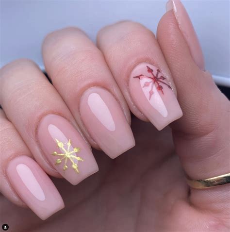 100+ Subtle Christmas Nail Ideas