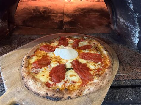 1000 Degrees Pizza: A Culinary Ascent to the Summit of Mount Summit