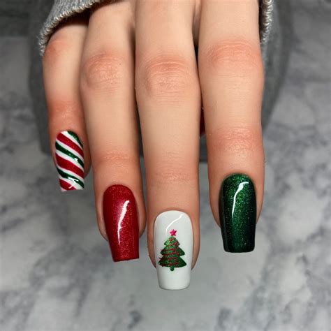 101+ Unique Simple Christmas Nails Ideas for a Festive Season