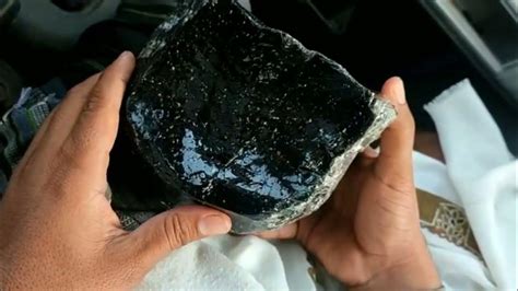 101 Guide to Identify Raw Black Diamonds in Rock