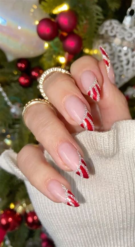 12 Enchanting Christmas Nail Ideas to Captivate the Season