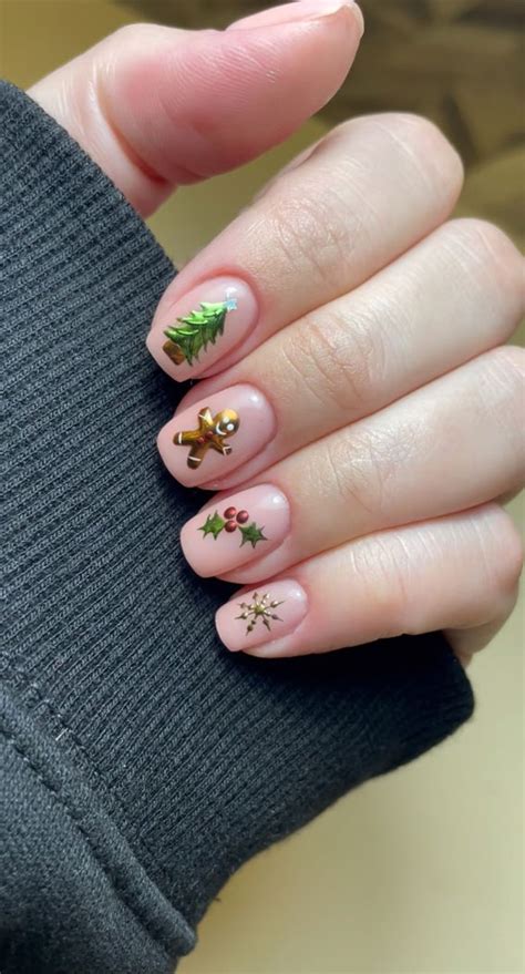 12 Subtle Christmas Nail Ideas for a Festive Touch