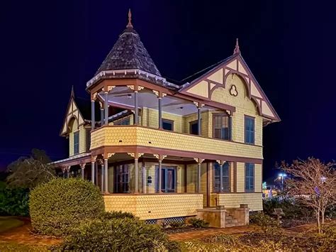 13 Creepy Houses For Sale That Will Send Shivers Down Your Spine