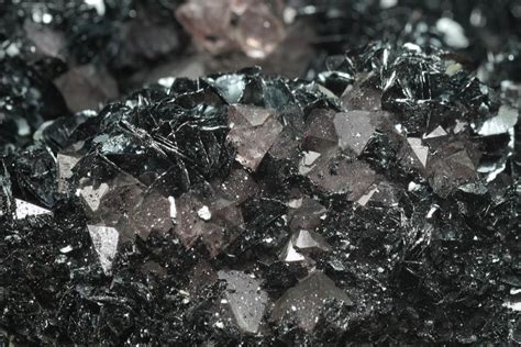 14 Extraordinary Properties of Specularite Hematite