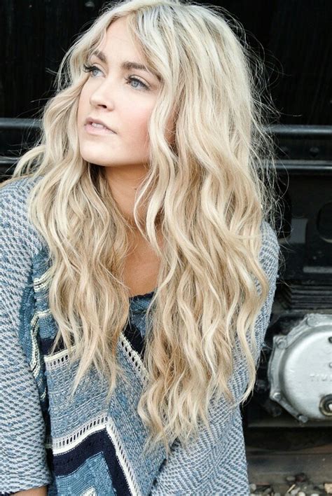 15 Alluring Wavy Blonde Hairstyles That Will Turn Heads