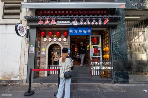 1800 Stores and Counting: A Shopper's Paradise in Jiu Fen