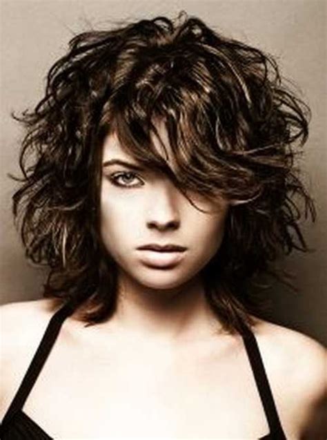 20 Head-Turning Haircuts for Semi-Curly Hair Ladies