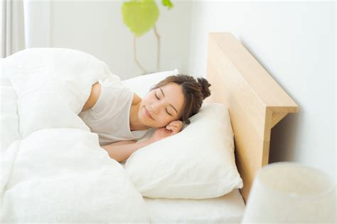 2017年の調査によると、適温で眠りについた人は、そうでない人に比べて睡眠時間が平均1時間長く、睡眠の質も向上したそうです。