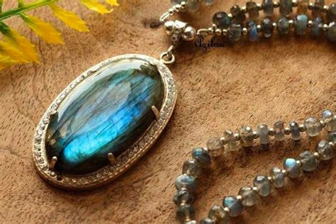 2025's Labradorite Necklace: Power Gem VS. Your Inner Glow