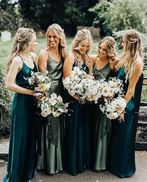 21 Dazzling Forest Green Dresses: Elegance Amidst Nature's Embrace