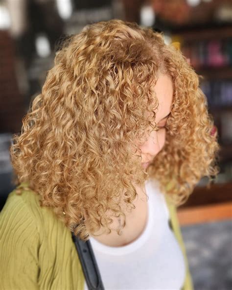 25 Honey Blonde Curly Hair Looks That Will Turn Heads