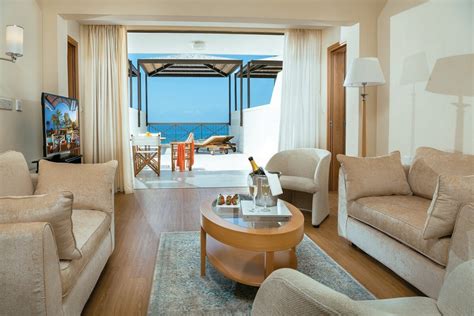 250 Exquisitely Appointed Rooms and Suites: