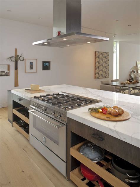 3 Incredible Advantages of Placing a Stove in the Island Kitchen