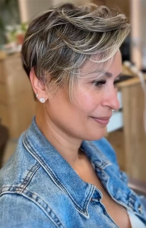 30+ Captivating Looks: Short Brunette Hair with Highlights