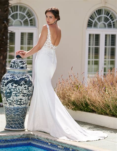 30+ Unforgettable Low Back Wedding Dresses That Will Turn Heads