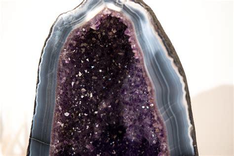 32 Geode Agates: A Collector's Dream