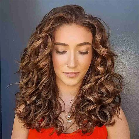 33 Jaw-Dropping Loose Curly Hair Looks That'll Make You Swoon