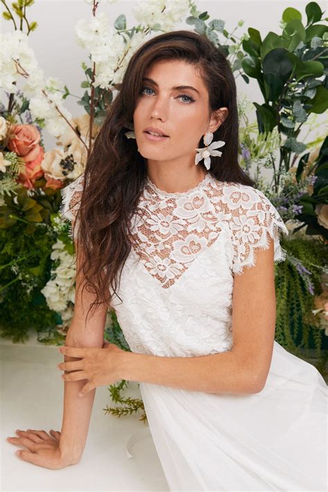 35 Breathtaking Ivory Lace Dress Combinations for Any Formal Occasion