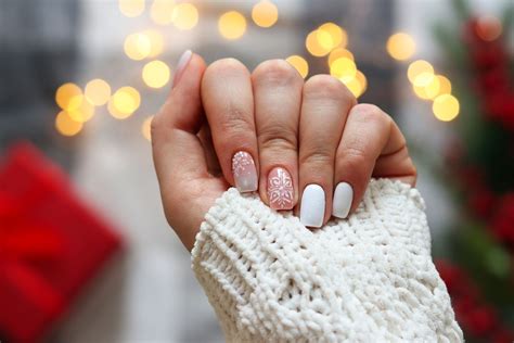 38 Subtle Christmas Nail Ideas That Will Make You Merry and Bright