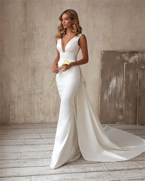 40 Dazzling Backless Wedding Dresses That Exude Elegance and Allure