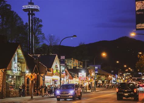 5 Nights, 10 Bars: The Ultimate Guide to Gatlinburg TN Nightlife