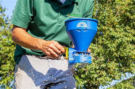 5 Things to Look for in the Best Fertilizer Spreader Handheld