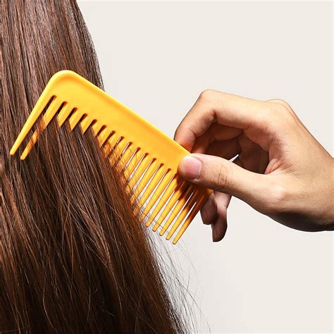 5 Ways a Wide-Tooth Comb Can Save Your Hair and 5 Tips For Use