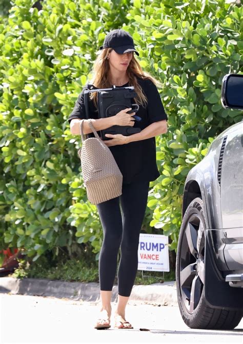 5 Ways to Slay Maternity Style Like Gisele Bündchen