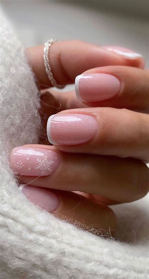 50+ Subtle Christmas Nails for a Festive Season