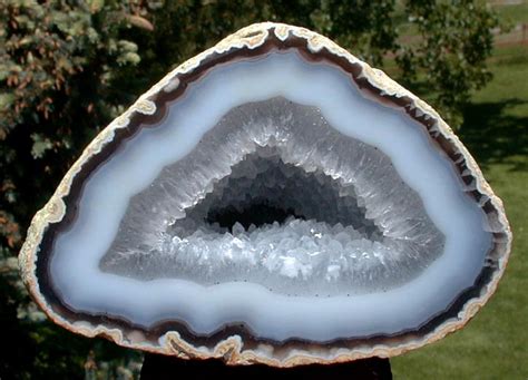 50 Breathtaking Geode Slices for Your Home and Garden