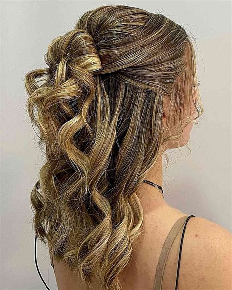 50 Captivating Hairdos for Your Majestic Curls