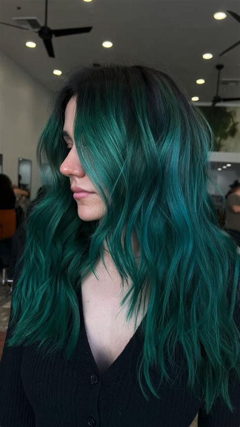 50 Daring Emerald Green Hair Ideas for a Bold and Enchanting Look