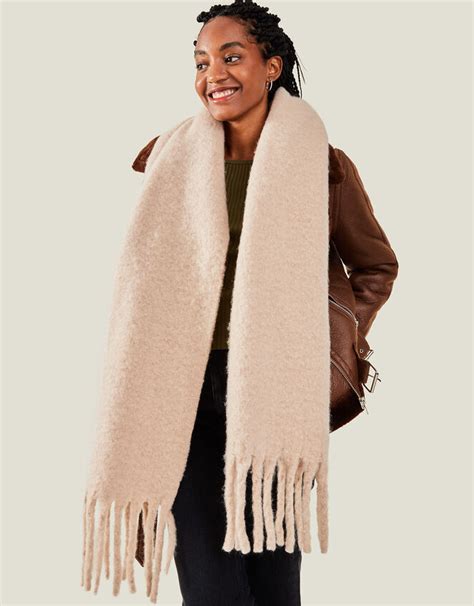 50 Shades of Fluffy Scarves: An Ultimate Guide to Extra Comfort and Style